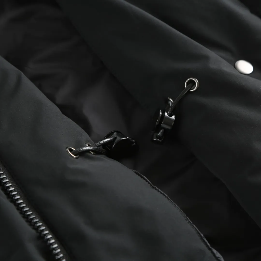 P1060 Canada Goose hooded down jacket fabric selection; nylon fabric is known for its high strength, excellent wear and tear resistance, and excellent durability. At the same time, it is light in texture, easy to move, and has excellent water-repellent function, which can effectively deal with light rain and humidity. Technology: Double-needle quilting technology is used. Double-needle quilting technology is a sophisticated sewing technology. Its core feature is to use two needles to quilt at the same time to form two parallel stitches. This design not only makes the quilting lines visually more three-dimensional, regular and refined, but more importantly, it greatly enhances the firmness of the sewing. The double lines in parallel form a more stable structure, which can effectively lock the internal filling and significantly prevent it from shifting, accumulating or velveting during wearing or washing, thereby ensuring that the thermal insulation layer is evenly distributed without cold spots, and comprehensively improves the durability and thermal efficiency of the product.    High-quality filling: It is filled with 90% selected white duck down, weighing 170g, ensuring fluffy rebound, lightness and warmth.  Accessories: one-to-one customized three-standard, one-to-one customized zipper, one-to-one customized hardware